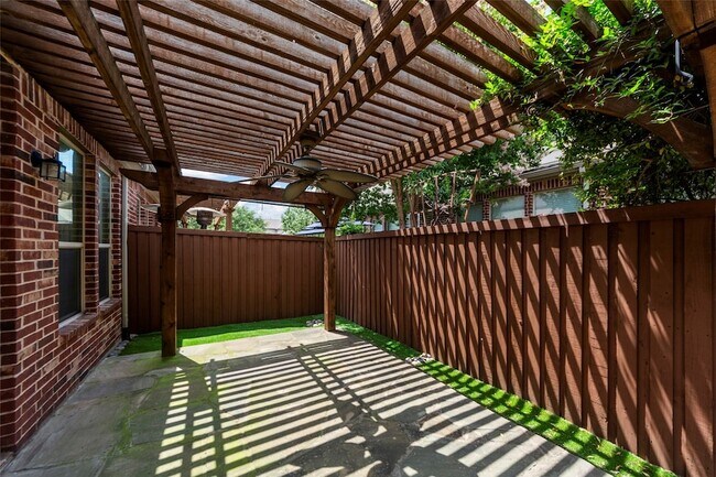 Building Photo - 4829 Bayview Dr