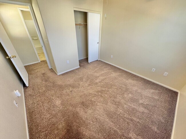 Building Photo - CHARMING 2 BEDROOM CONDO IN GATED COMMUNITY