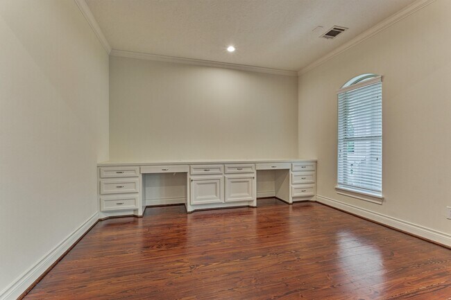 Building Photo - 11 Olmstead Row