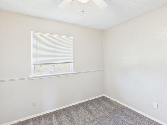 Building Photo - 324 NW Compass Dr