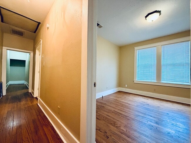 Building Photo - 831 Maury St