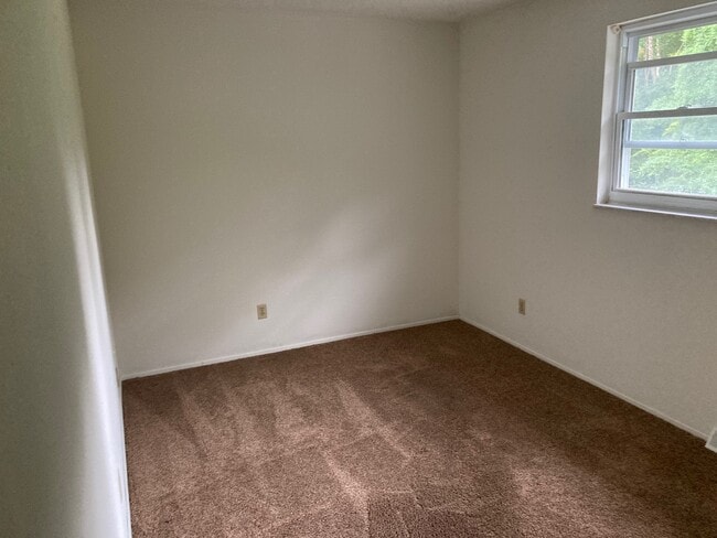 Building Photo - 27 Holly Dr