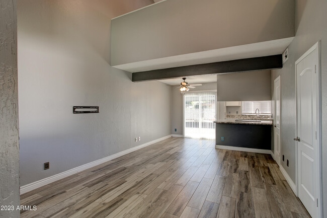 Building Photo - 2215 W Augusta Ave