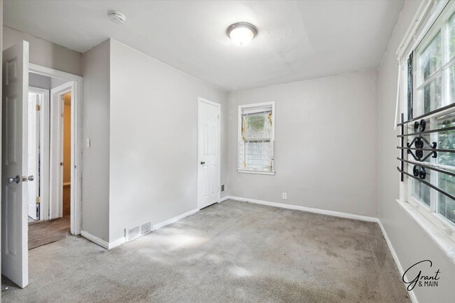 Building Photo - $1,200/month - 3 Bed 1 Bath