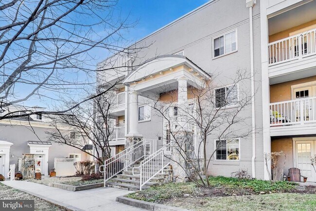 Building Photo - 4139 S Four Mile Run Dr