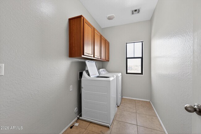 Building Photo - 939 E Sourwood Dr