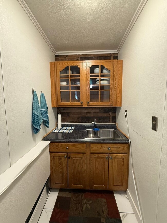Building Photo - MOVE-IN READY Cozy Studio on South Broadway!!