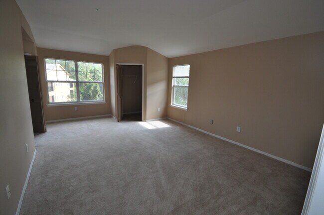 Building Photo - Residences at Sabal Point: 3 bed/2 bath - 3rd floor unit