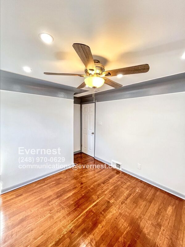 Building Photo - 18514 Manor