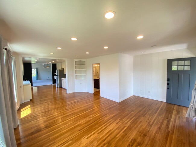 Building Photo - Unique 4 Bedroom 2 bath Guest Home in Ocea...