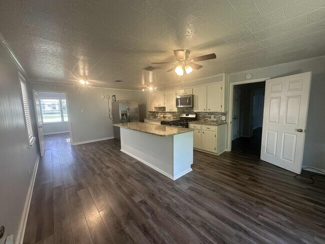 Building Photo - Cozy remodeled home