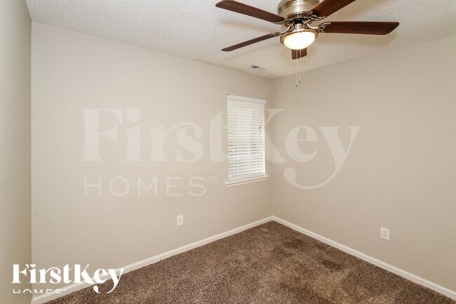 Building Photo - 122 Carriage Dr