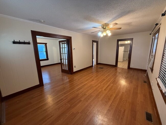 Building Photo - $895 - 2 bedroom / 1 bathroom - Single Fam...