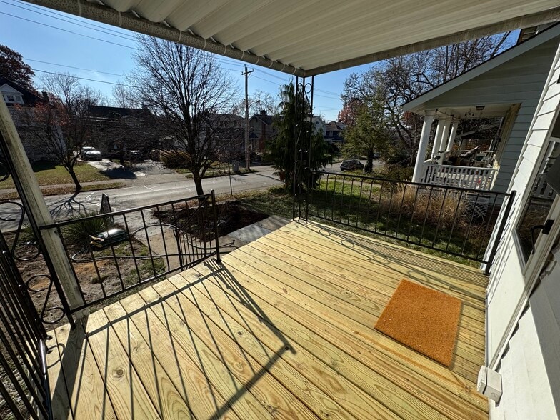 Front porch in friendly neighborhood - 82 Olentangy St