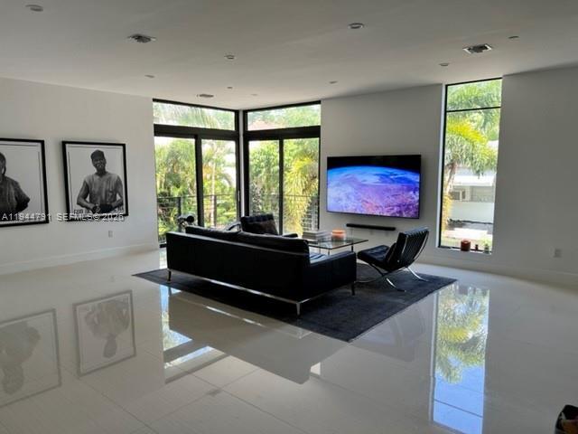 Building Photo - 909 NE 16th Terrace