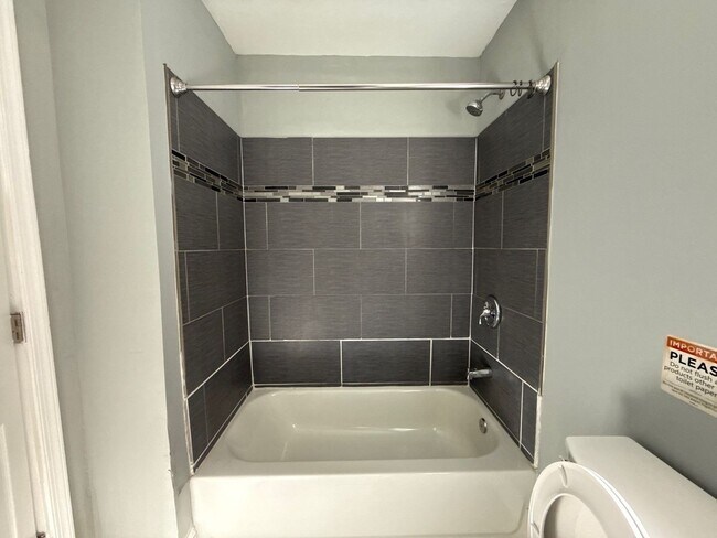 Building Photo - Spacious 4 Bedroom House in Baltimore