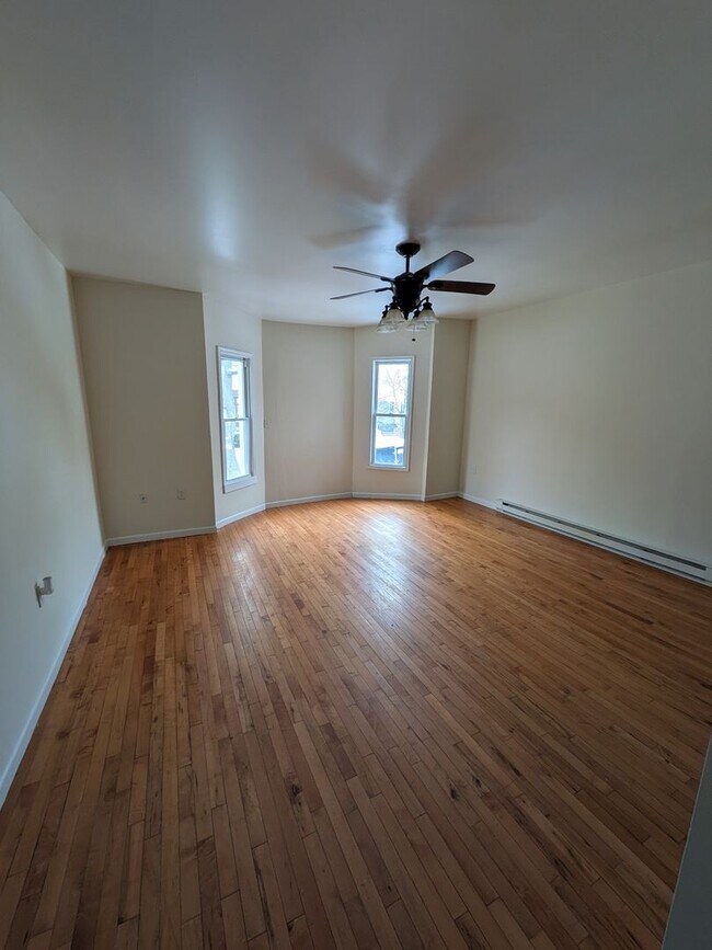 Building Photo - 643 Monroe Ave