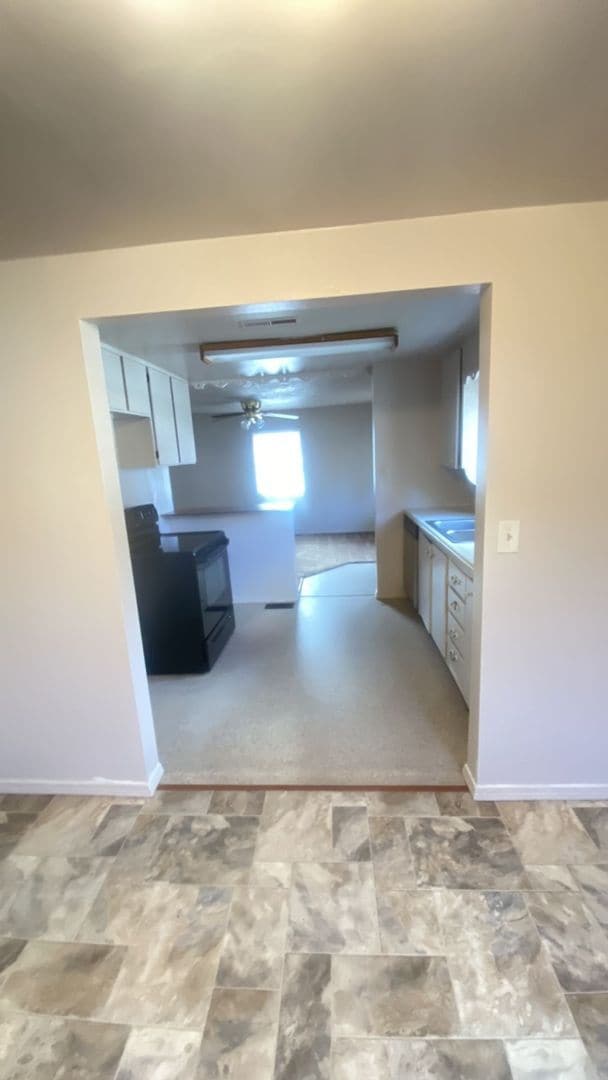 Building Photo - Cozy Home