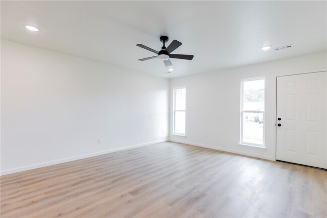 Building Photo - 1802 S 14th Pl