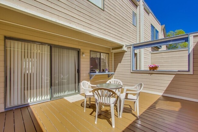 Building Photo - Spacious Townhome in University City for Rent!