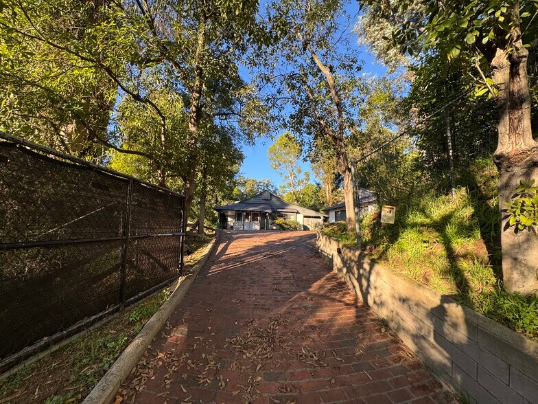 Building Photo - 2836 Roscomare Rd