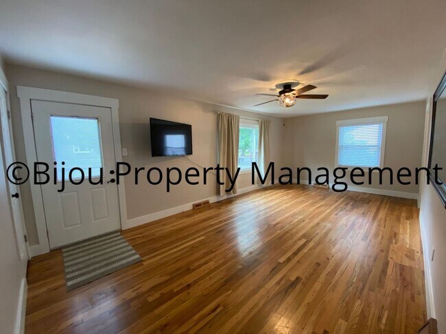 Building Photo - 3 Bed, 1 Bath
