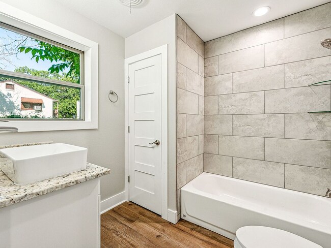 Building Photo - 302 W Collins St