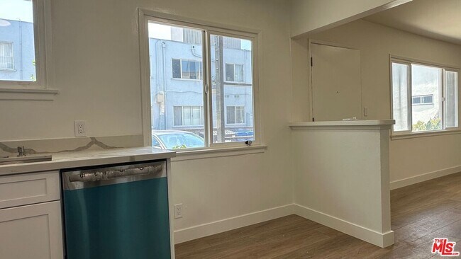 Building Photo - 517 S Kenmore Ave