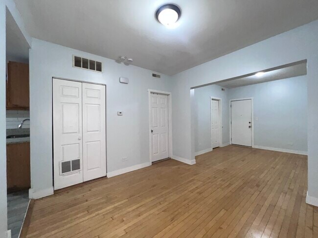 Building Photo - 1119 W 72nd St