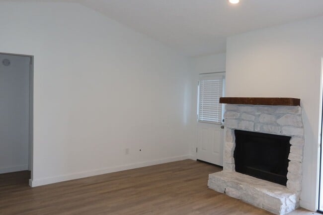 Building Photo - Aberdeen Duplex - 2Bd/2Ba - Remodeled - W/D - Fireplace - Garage - Fenced Patio - $1600