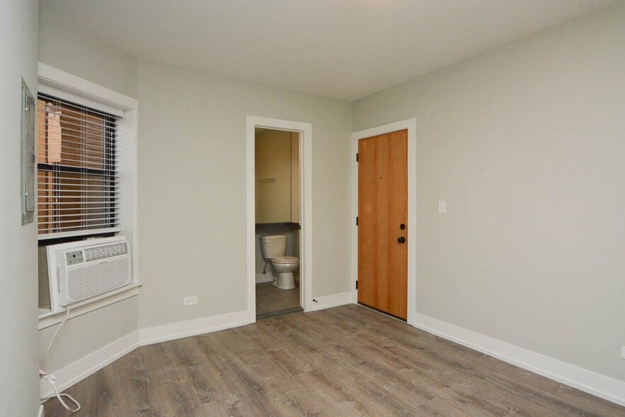 Building Photo - 533 W Belden Ave