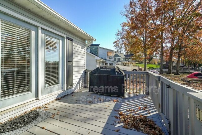 Building Photo - 395 Lake Dr