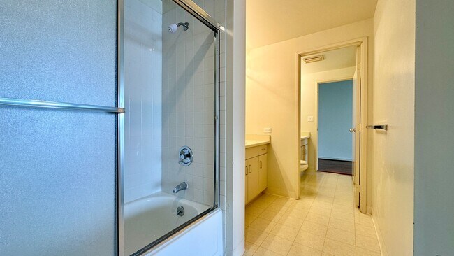 Building Photo - GORGEOUS Views from the 29th Floor 2bd 2ba...