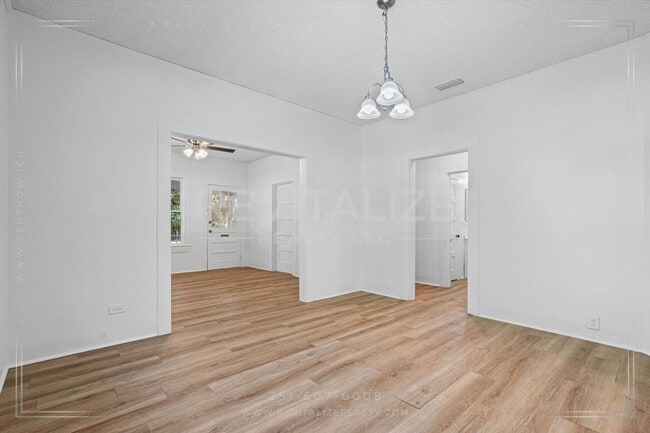 Building Photo - Updated 3 Bed 2 Bath with Large Fenced Yard