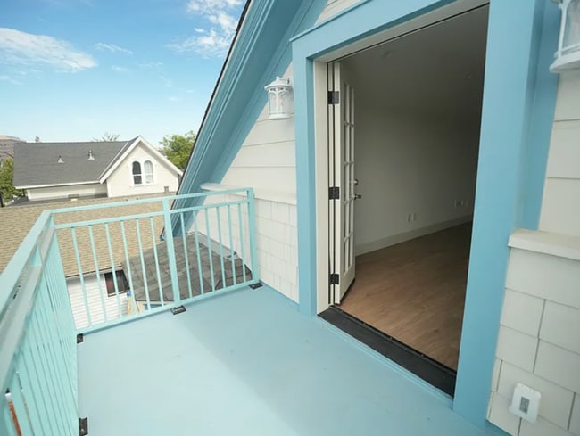 Building Photo - Updated top floor 1 bedroom In A Great Neighborhood!