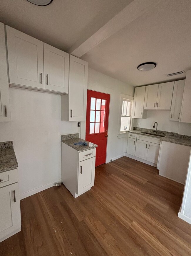 Building Photo - Newly Renovated 2 Bed 1 Bath Home