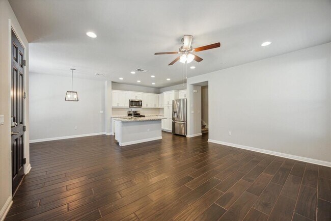 Building Photo - 13800 Lyndhurst St