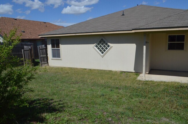 Building Photo - 3 bedroom, 2 bath house