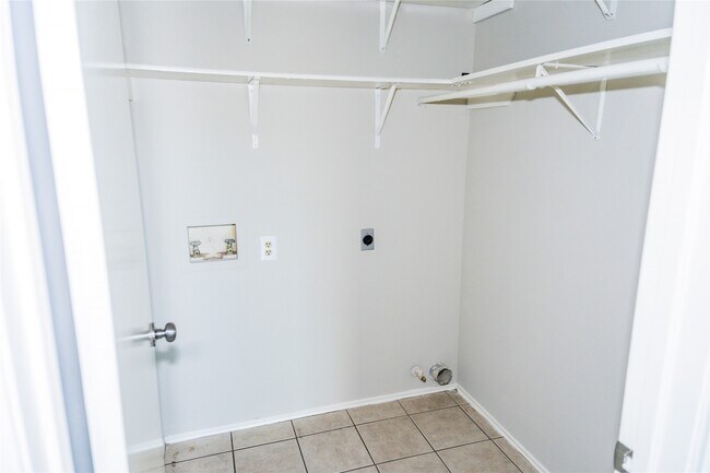 Building Photo - 6311 Laurel Bush Ln