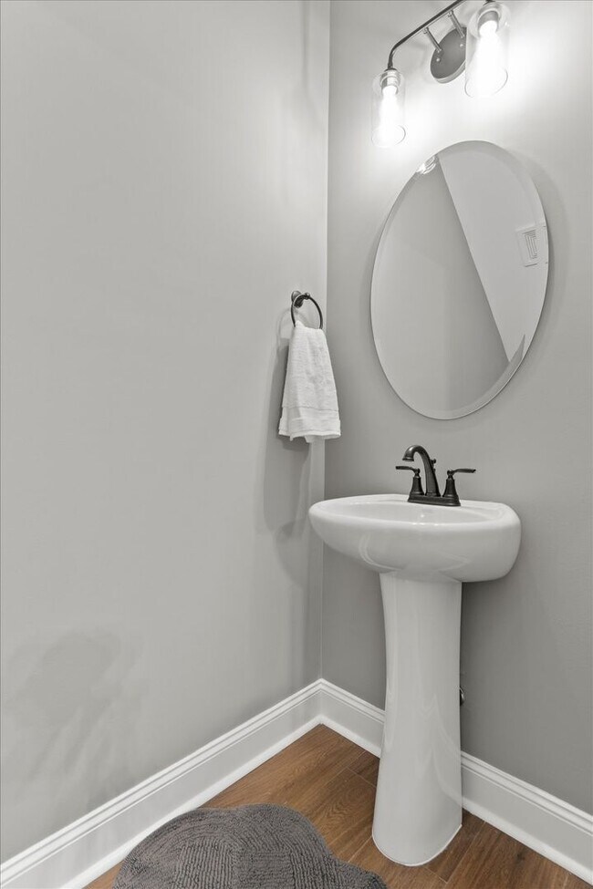 Building Photo - Fully Furnished and Move-In Ready! Flexible Lease Options Available!