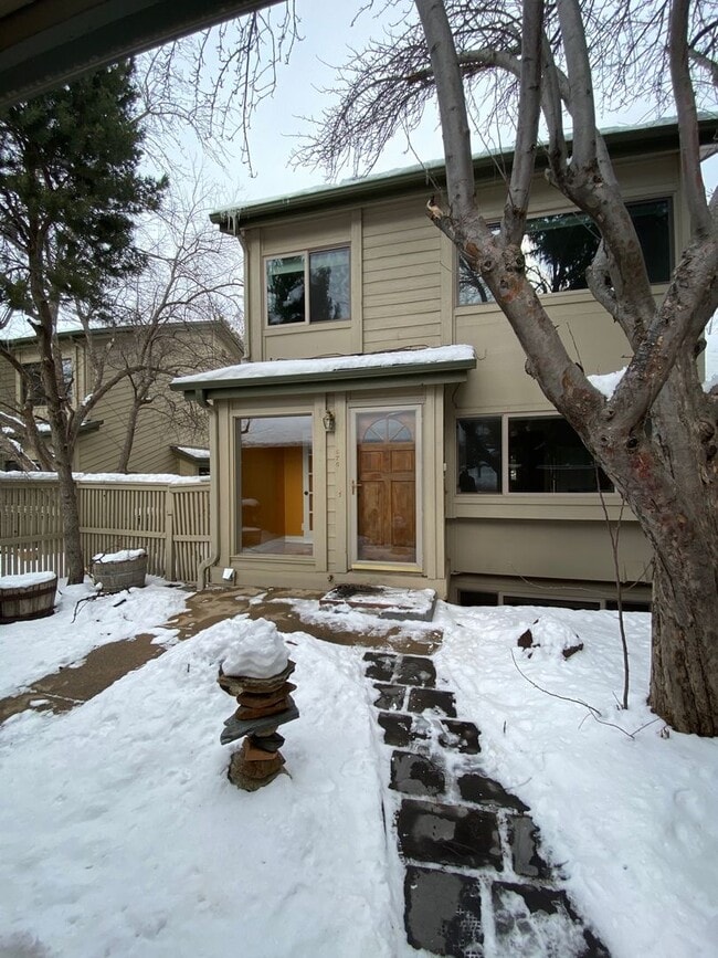 Building Photo - 4 Bed 3.5 Bath Wonderland Hill Townhouse