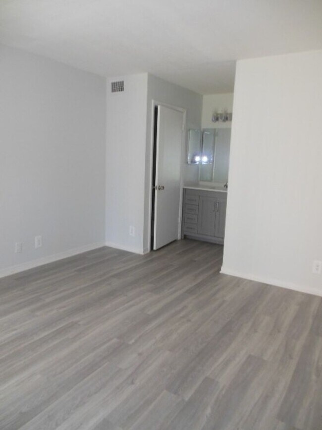 Building Photo - ONE BEDROOM ONE BATHROOM! WATERFRONT COMMUNITY!