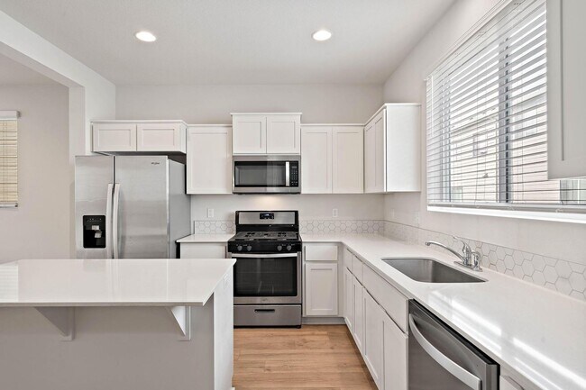 Building Photo - Sparkling clean newer 4-bdrm/3.5-bath townhome. 2-car garage, near Forest Park, $500 move-in special