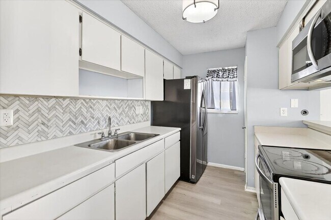 Building Photo - 6118 Hidden Cove