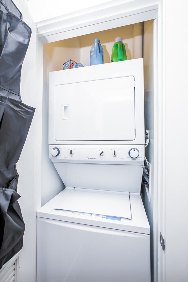 Building Photo - Gorgeous Condo Quality 2Bed/1Bath in Bucktown! In-Unit Laundry! Central Air! Parking!