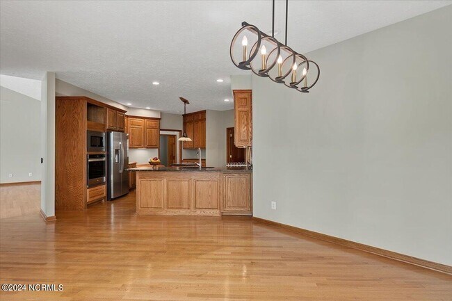 Building Photo - 38 Pinebrook Dr