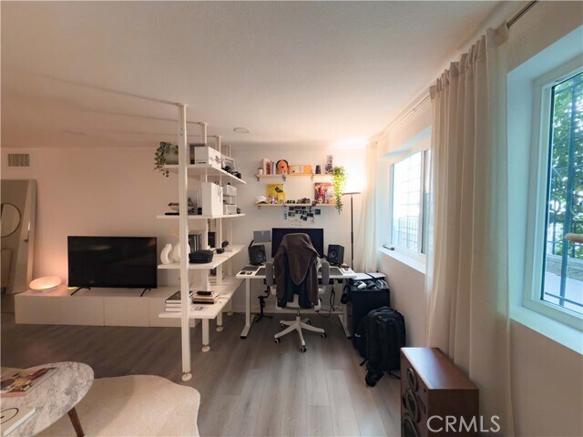 Building Photo - 532 N Rossmore Ave