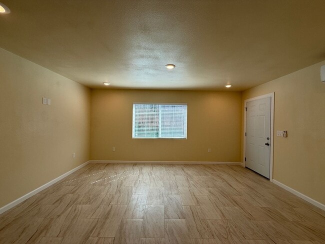 Building Photo - M12150