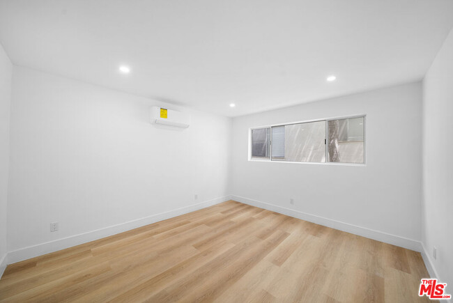 Building Photo - 605 San Vicente Blvd