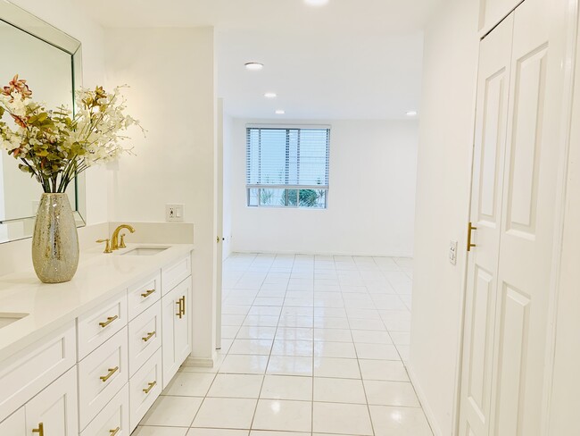 Building Photo - 5301 Balboa Blvd